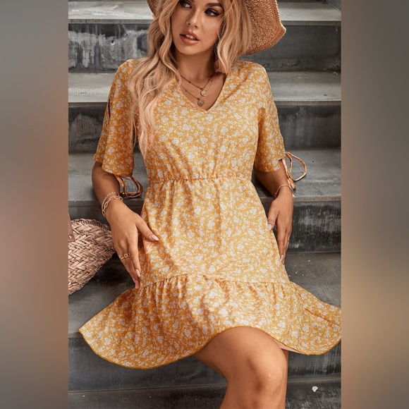 Ditsy Floral V-Neck Half Sleeve Mini Dress - Picture 2 of 6